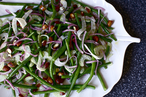 Green bean salad with fried almonds